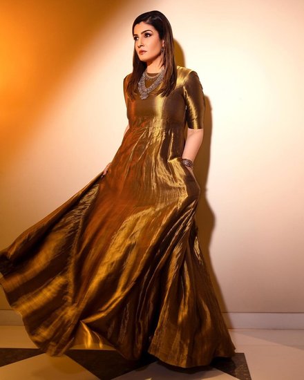 हाल ही में वह फिल्म केजीएफ 2 में नजर आई थीं जिसमें उनके किरदार की काफी तारीफ हुई है। (All Photos: Raveena Tandon Instagram)    