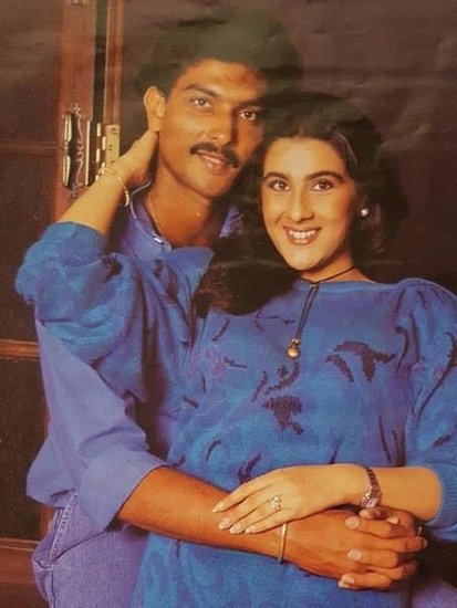 पूर्व भारतीय क्रिकेटर और भारतीय टीम के हेड कोच रह चुके रवि शास्त्री (Ravi Shastri) आज अपना 60वां जन्मदिन सेलिब्रेट कर रहे हैं। एक वक्त था जब उनकी और बॉलीवुड एक्ट्रेस अमृता सिंह (Amrita Singh) की लव स्टोरी के चर्चे हुआ करते थे। दोनों ने खुलकर इस रिलेशनशिप को स्वीकार किया था। 