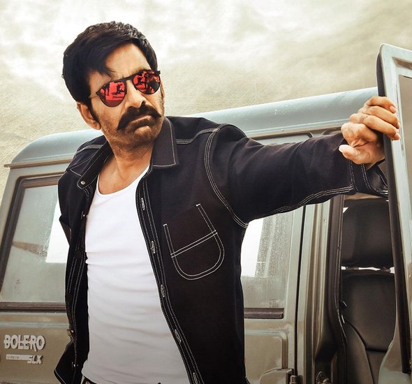 रवि तेजा भी सिर्फ पांच ही लोगों को फॉलो करते हैं। हालांकि उन्हें फॉलो करने वालों की संख्या 1.4 मिलियन है। 