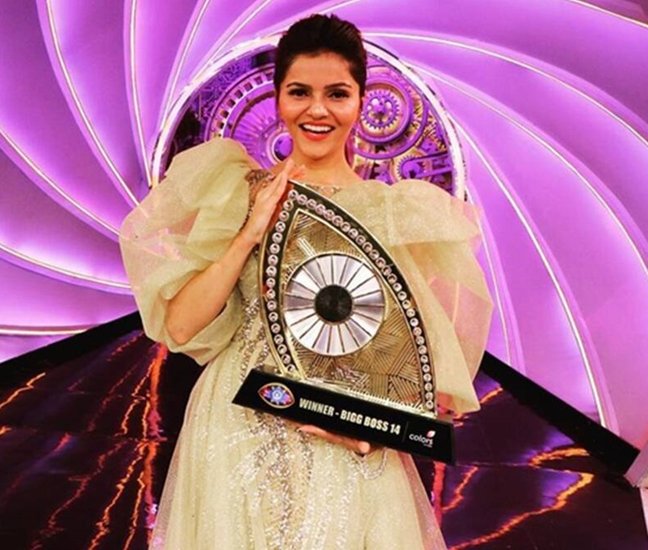 बिग बॉस सीजन 14 जीतने के बाद रूबिना दिलेक को 36 लाख रुपये मिले थे। इसमें से कुछ पैसा राखी सावंत को भी दिया गया था।