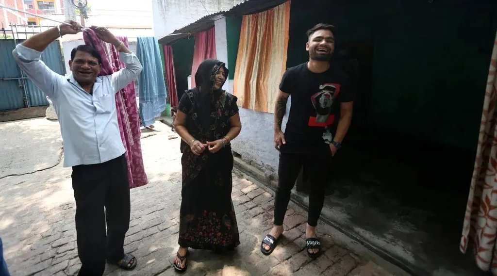 कोलकाता नाइट राइडर्स और उत्तर प्रदेश के हरफनमौला खिलाड़ी रिंकू सिंह अपने माता-पिता के साथ गैस सिलेंडर स्टॉकयार्ड के अंदर दो कमरों के आवास में। (एक्सप्रेस फोटो: गजेंद्र यादव)