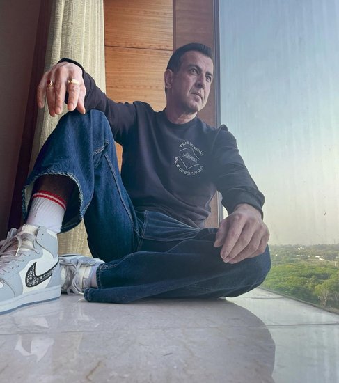 रोनित रॉय टीवी के साथ-साथ कई फिल्मों में अपनी अदाकारी का लोहा मनवा चुके हैं। वह एक सिक्योरिटी कंपनी के मालिक हैं जो सेलिब्रिटीज को सुरक्षा देती है। 