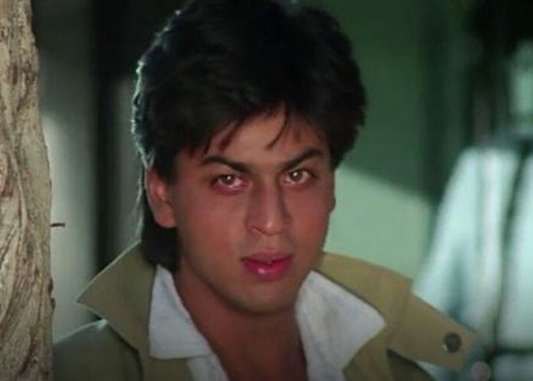 किंग ऑफ रोमांस कहे जाने वाले शाहरुख खान भी नेगेटिव रोल कर चुके हैं। उन्होंने 'डर' फिल्म में एक ऐसे आशिक का किरदार निभाया था जो कुछ भी कर गुजरने को तैयार रहता है। इस किरदार के लिए शाहरुख खान को अवॉर्ड भी मिला था। (All Photos: Social Media)