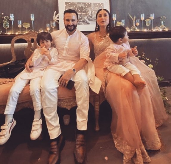 सैफ अली खान ने करीना को तीन बार प्रपोज किया था लेकिन पहले दो प्रपोजल करीना ने ठुकरा दिए थे। सैफ ने तीसरी बार करीना को पेरिस में प्रपोज किया और फिर करीना ने हां कह दी। (All Photos: Social Media) 