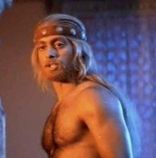 फिल्म 'सूर्यवंशी' में सलमान खान की लुक ऐसी थी। कई बार सलमान की यह तस्वीर शेयर कर ट्रोल किया जाता है और मीम्स भी बनाए जाते हैं।