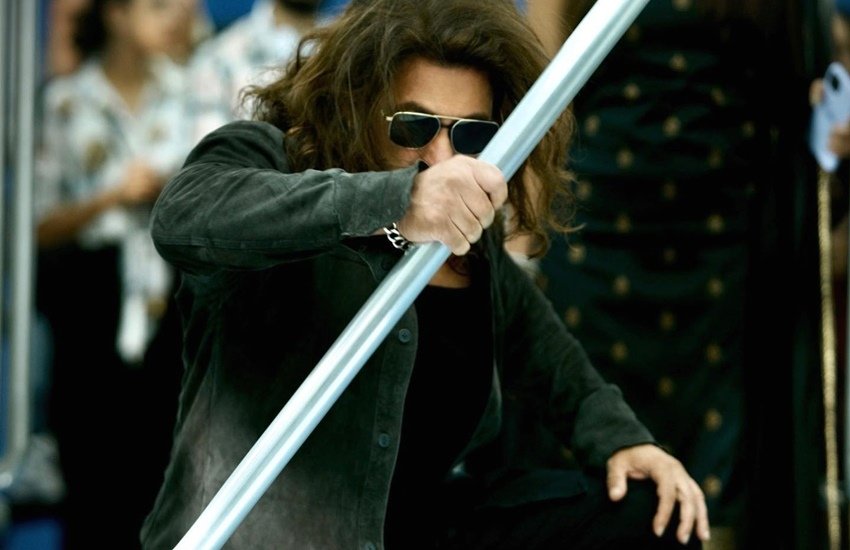 बॉलीवुड (Bollywood) के दबंग सलमान खान (Salman Khan) ने हाल ही में फिल्म की शूटिंग से एक तस्वीर शेयर की है जिसे लेकर वह काफी ट्रोल हो रहे हैं। कहा जा रहा है कि यह नई लुक उनकी अपकमिंग फिल्म 'कभी ईद कभी दीवाली' (Kabhi Eid Kabhi Diwali) की है। ऐसा पहली बार नहीं है जब सलमान खान नई और अजीब लुक में नजर आए हों, इससे पहले भी वह काफी बार नई-नई लुक में नजर आ चुके हैं। इसमें से कोई लुक फैंस को पसंद आई तो किसी को फैंस ने सिरे से नकार दिया। नजर डालते हैं सलमान खान की ऐसी ही अजीब लुक्स&nbsp;पर -