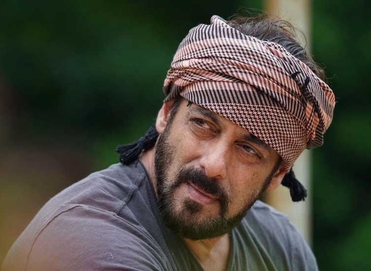 ब्रांड वैल्यू के मामले में सलमान खान और दीपिका पादुकोण एक बराबर हैं। दोनों की ही ब्रांड वैल्यू 400 करोड़ की है। 