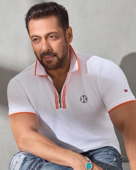 सलमान खान ने हेयर ट्रांसप्लांट करवाया है और इस बात को उन्होंने खुद कबूला था। बाल झड़ने की समस्या के चलते सलमान ने ट्रांसप्लांट करवाया था।