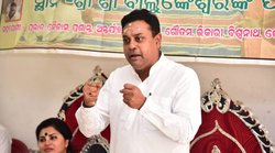 अनुराग भदौरिया की एक्टिंग करते हुए संबित पात्रा ने ली चुटकी, मुस्कुराने लगीं अंजना ओम कश्यप, जाने आगे क्या हुआ