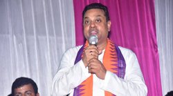 लाइव शो में संबित पात्रा ने असदुद्दीन ओवैसी के नेता से कहा – ये वारिस पठान नहीं पहले रामनारायण थे, यूजर्स ने दिए ऐसे रिएक्शन