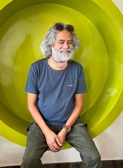 संजय मिश्रा की कॉमेडी को लोग काफी पसंद करते हैं। उन्होंने भी अपने करियर में कई फिल्में की लेकिन पहचान उन्हें रोहित शेट्टी की फिल्म गोलमाल से मिली। इसके बाद उन्होंने धमाल, ऑल द बेस्ट जैसी फिल्मों में अपनी कॉमेडी से लोगों को खूब हंसाया। गोलमाल फिल्म के वक्त संजय मिश्रा की उम्र 42 साल थी। 