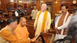 UP Assembly में Tablet देख घबराए विधायक तो बोले स्पीकर- जैसे किताब के पन्ने पलटते हैं, वैसे ही e-Book के पेज पलटें