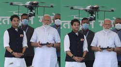 ड्रोन उड़ाते PM के बगल में हाथ बांधे खड़े नजर आए ज्योतिरादित्य सिंधिया, लोग बोले – एयर इंडिया बिकने के बाद उड्डयन मंत्री ड्रोन का झुनझुना बजाते हुए
