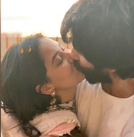 शाहिद कपूर और मीरा राजपूत भी कई बार पब्लिकली किस कर चुके हैं और उनकी कई तस्वीरें भी वायरल हो चुकी हैं।