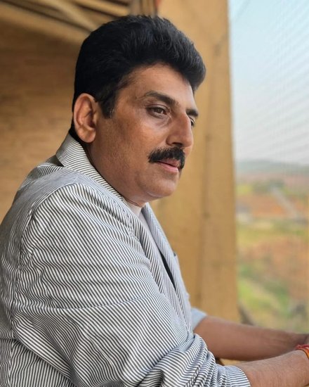 'तारक मेहता का उल्टा चश्मा' शो छोड़ने पर चर्चा में आए शैलेश लोढ़ा कवि हैं। वह अब तक कई कविताएं लिख चुके हैं और कई कार्यक्रमों में भी हिस्सा ले चुके हैं।