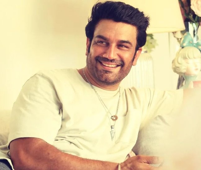 बॉलीवुड एक्टर शरद केलकर कई फिल्मों की डबिंग कर चुके हैं। प्रभास की ब्लॉकबस्टर फिल्म बाहुबली में बाहुबली के किरदार को शरद ने ही आवाज दी थी। 