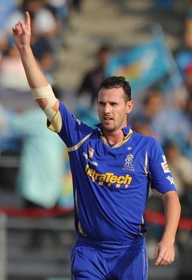 आईपीएल 2022 (IPL 2022) में सनराइजर्स हैदराबाद (Sunrisers Hyderabad) के खिलाड़ी उमरान मलिक (Umran Malik) उस वक्त चर्चा में आ गए थे जब उन्होंने 157 की रफ्तार से गेंद डाली। इस आईपीएल में कई बार वह इस रफ्तार से गेंद डाल चुके हैं लेकिन शायद ही आपको जानकारी हो कि 2008 में आईपीएल की शुरुआत से लेकर अब तक सबसे तेज गेंद डालने का रिकॉर्ड शॉन टेट (Shaun Tait) के नाम है। शाॅन ऑस्ट्रेलिया के पूर्व खिलाड़ी रहे हैं। उन्होंने साल 2011 में राजस्थान रॉयल्स (Rajasthan Royal) की तरफ से खेलते हुए दिल्ली की टीम के खिलाफ 157.71 की स्पीड से बॉल डाली थी। एक दशक बाद भी इस रफ्तार का रिकॉर्ड नहीं टूट सका है। 