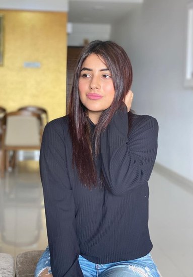 इस सिंपल ब्लैक टॉप में भी वह काफी जंच रही हैं।&nbsp;