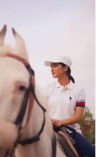 टीवी शो 'ये रिश्ता क्या कहलाता है' (Yeh Rishta Kya Kehlata Hai) से फेम पाने वाली एक्ट्रेस शिवांगी जोशी (Shivangi Joshi) को हॉर्स राइडिंग का बेहद शौक है और कई बार वह अपनी इस चाहत का जिक्र कर चुकी हैं। अब वह हॉर्स राइडिंग सीख भी रही हैं। 