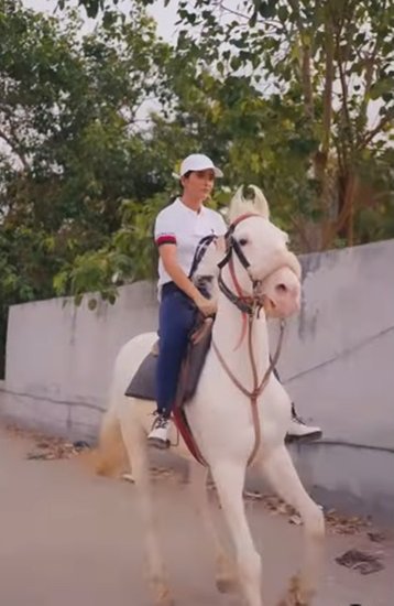 हॉर्स राइडिंग सीखने की एक झलक शिवांगी जोशी ने इंस्टाग्राम पर भी शेयर की है। 