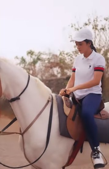 शिवांगी कई बार यह कह चुकी हैं कि उन्हें हॉर्स राइडिंग का बेहद शौंक है। साथ ही उन्होंने एक हॉर्स खरीदने की इच्छा भी जाहिर की थी।