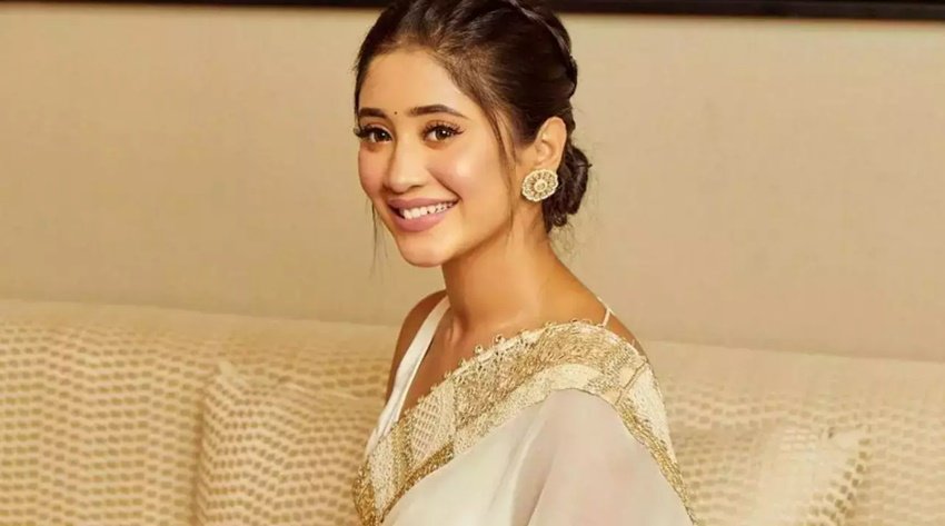 इस मुलाकात के दौरान शिवांगी जोशी ने गोल्डन बॉर्डर वाली साड़ी पहनी थी। साथ में गोल्डन इयररिंग्स भी कैरी किये थे।