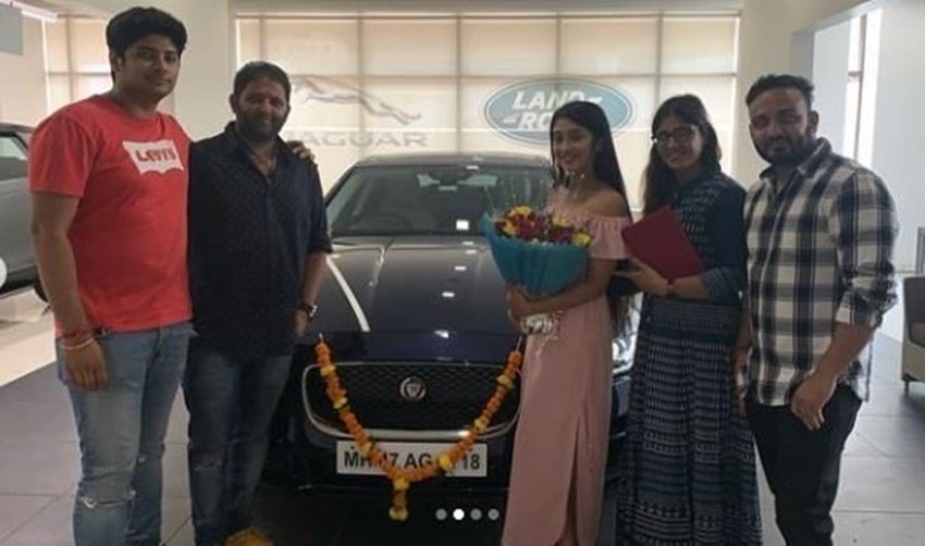 शिवांगी जोशी इन दिनों बालिका वधू 2 में काम कर रही हैं। चर्चा है कि वह जल्द खतरों के खिलाड़ी 12 में बतौर कंटेस्टेंट नजर आएंगी। शिवांगी जोशी के पास आलीशान जगुआर कार है।