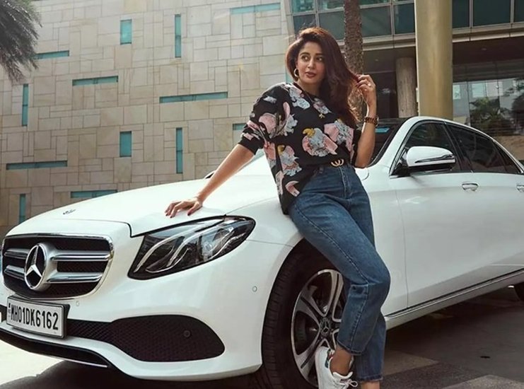 भाभीजी घर पर हैं में गोरी मेम का रोल प्ले करने वालीं नेहा पेंडसे के पास Mercedes-Benz E-Class LWB कार है। (All Photos: Celebs Social media)