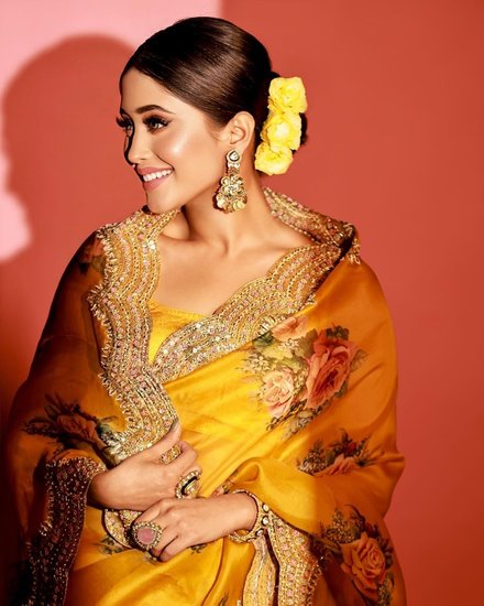 गोल्डन जरी के बॉर्डर वाली ये साड़ी शिवांगी की खूबसूरती में चार चांद लगा रही है।