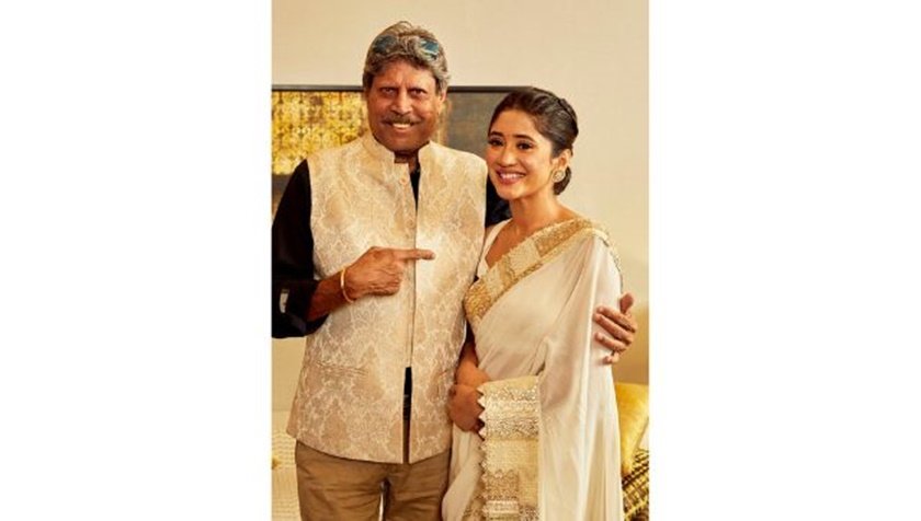 टीवी एक्ट्रेस शिवांगी जोशी ने हाल ही में अपने सोशल मीडिया अकाउंट से कुछ तस्वीरें और वीडियोज पोस्ट की। इसमें वह लीजेंड क्रिकेटर कपिल देव के साथ नजर आ रही हैं।