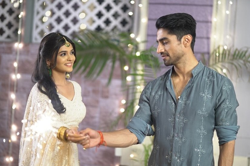 टीवी शो 'ये रिश्ता क्या कहलाता है' (Yeh Rishta Kya Kehlata Hai) की अक्षरा हो या 'भाभी जी घर पर है' (Bhabhi Ji Ghar Par Hai) की गोरी मेम, कई टीवी एक्ट्रेस ऐसी हैं जिन्होंने अपने से बड़े को-स्टार संग रोमांस किया है। 'ये रिश्ता क्या कहलाता है' में अक्षरा का किरदार निभा रही प्रणाली राठौर (Pranali Rathod) की बात करें तो वह अपने से 16 साल बड़े हर्षद चोपड़ा (Harshad Chopra) संग रोमांस करते हुए नजर आ रही हैं। प्रणाली की उम्र 22 साल तो हर्षद की उम्र 38 साल है।&nbsp;