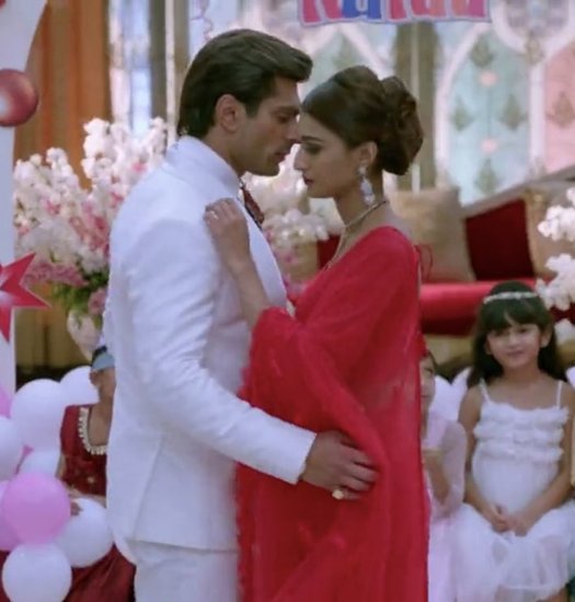 'कसौटी जिंदगी की 2' में एरिका फर्नांडिस और करण सिंह ग्रोवर को रोमांस करते देखा गया था। एरिका की उम्र 29 तो वहीं करण की उम्र 40 के करीब हैं।&nbsp;