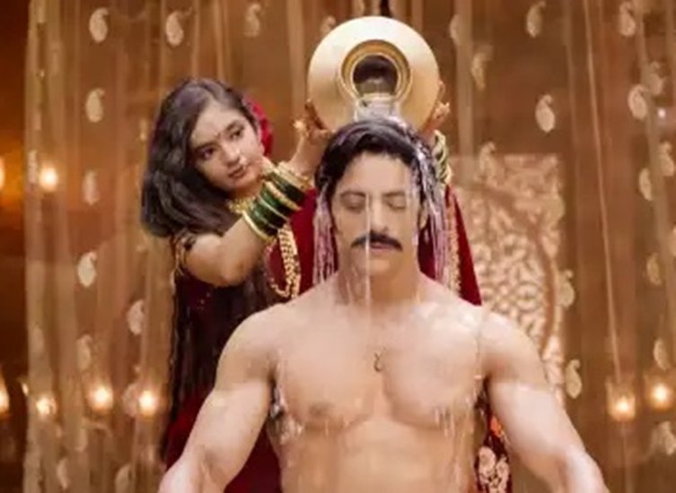 'झांसी की रानी' शो में अनुष्का सेन और विकास मनकतला की जोड़ी दिखाई गई। अनुष्का की उम्र महज 19 तो विकास की उम्र 37 साल है। (All Photos: Social Media)