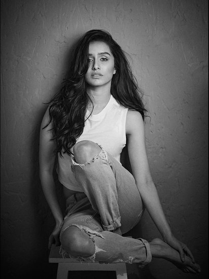 श्रद्धा कपूर अब तक कई सुपरहिट फिल्मों में नजर आ चुकी हैं और उनके पास इस वक्त कई बड़े प्रोजेक्ट हैं लेकिन इनकी भी डेब्यू फिल्म फ्लाॅप ही रही थी। श्रद्धा की पहली फिल्म 2010 में आई 'तीन पत्ती' थी।