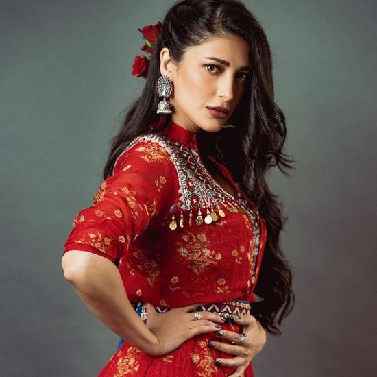 Shruti Hassan: श्रुति हसन सिने जगत का जाना माना नाम हैं। वह हिंदी सिनेमा के साथ ही साउथ फिल्म इंडस्ट्री में भी सक्रिय हैं। श्रुति दिग्गज अभिनेता कमल हासन (Kamal Hassan) और सारिका (Saarika) की बेटी हैं। कमल और सारिका का तलाक हो गया है। क्या श्रुति ने पेरेंट्स के तलाक (Kamal Hassan Divorce) से दुखी होकर अब तक शादी नहीं की है? इसका जवाब खुद श्रुति ने हाल ही में एक इंटरव्यू में दिया है:
