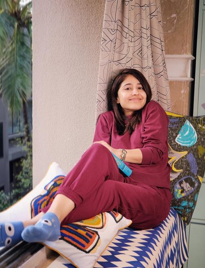 वेब सीरीज मिर्जापुर में गोलू गुप्ता का किरदार निभा चुकी श्वेता त्रिपाठी शर्मा भी कविताएं लिखती हैं और उसे परफॉर्म भी करती हैं। उनकी कविता 'तुम लड़की हो' को काफी पसंद किया गया था। (All Photos: Social Media)