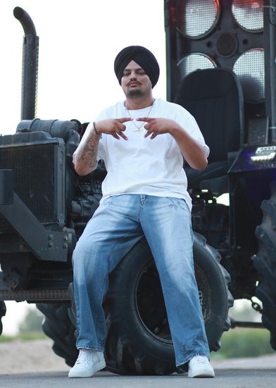 पंजाबी सिंगर (Punjabi Singer) और कांग्रेसी नेता सिद्धू मूसेवाला (Sidhu Moosewala) की हत्या के बाद से माहौल गर्माया हुआ है। उनके परिवार से लेकर फैंस तक सदमे में हैं। हालांकि ऐसा पहली बार नहीं है जब किसी स्टार की गोली मारकर हत्या की गई हो। इससे पहले भी ना सिर्फ इंडियन बल्कि हॉलीवुड (Hollywood) के भी कई स्टार ऐसे रहे हैं जिनकी गोली मारकर हत्या कर दी गई थी। अहम बात यह है कि कुछ स्टार्स ऐसे हैं जिन्हें उनकी पत्नी या पिता ने ही गोली मार दी थी। 