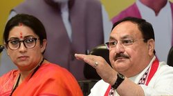 पहले के सांसद, 30 सालों में एक बस अड्डा तक नहीं बना पाए थे- अमेठी में बोलीं स्मृति ईरानी; इटली का नाम ले गांधी परिवार पर कसा तंज