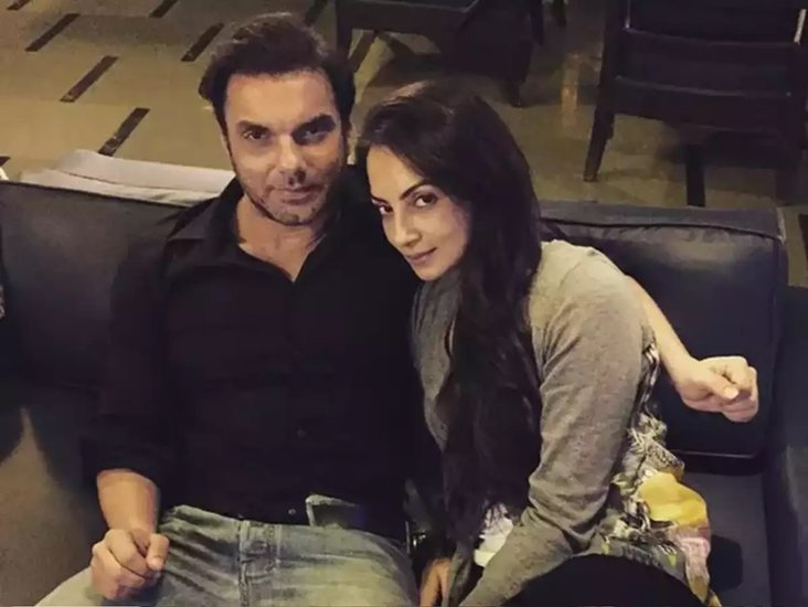 सलमान खान (Salman Khan) के भाई सोहेल खान (Sohail Khan) और उनकी पत्नी सीमा खान (Seema Khan) का तलाक होने जा रहा है। कल दोनों ने मुंबई के फैमिली कोर्ट में तलाक (Sohail and Seema Divorce) की अर्जी डाली है। जहां एक तरफ दोनों की तलाक की खबर ने लोगों को हैरान कर दिया है, वहीं दोनों की लव स्टोरी (Love Story) भी कुछ ऐसी ही है। दोनों ने 15 मार्च 1998 को शादी रचाई थी। 