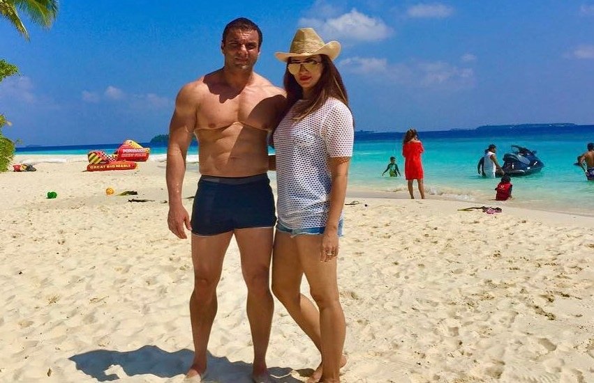 ऐसे में सीमा के परिवार की मर्जी के खिलाफ दोनों ने शादी रचाई थी और यह शादी तब हुई थी जब फिल्म 'प्यार किया तो डरना क्या' रिलीज हुई थी। वह सीमा को लेकर सलमान खान के गैलेक्सी अपार्टमेंट में पहुंचे थे और पिता सलीम खान से सीमा की मुलाकात करवाई।