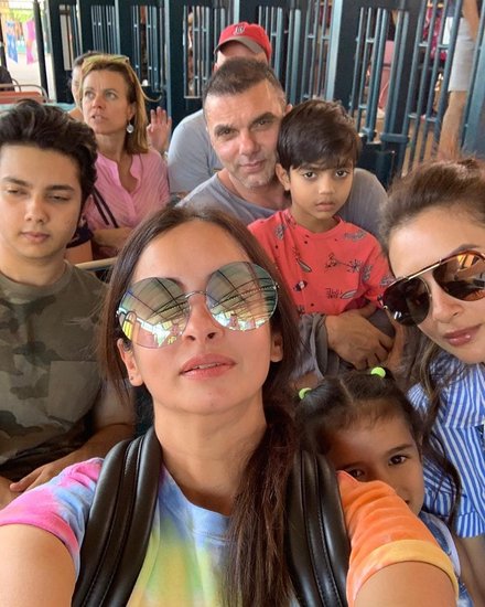 निकाह के लिए मौलवी की जरूरत थी और देर रात का वक्त था। ऐसे में सोहेल खान ने मस्जिद जा रहे एक मौलवी को पकड़ा और अपने घर ले आए। उन्होंने एक इंटरव्यू में कहा था कि उन्हें मजबूरन रास्ते से ही मौलवी को उठाना पड़ा था।  इस तरह दोनों की शादी हो गई। 