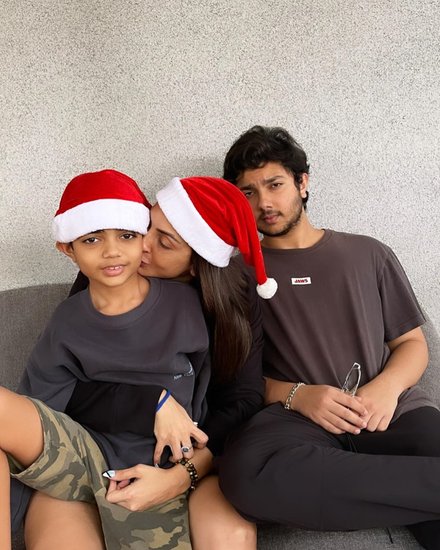 इसके बाद सोहेल ने हिंदू रीति-रिवाज से भी शादी रचाई थी। शादी के दो साल पहले सीमा ने पहले बच्चे निरवान को जन्म दिया। फिर 2011 में दूसरे बेटे योहान का जन्म हुआ। अब दोनों एक-दूसरे से अलग हो रहे हैं। (All Photos: Social Media) 