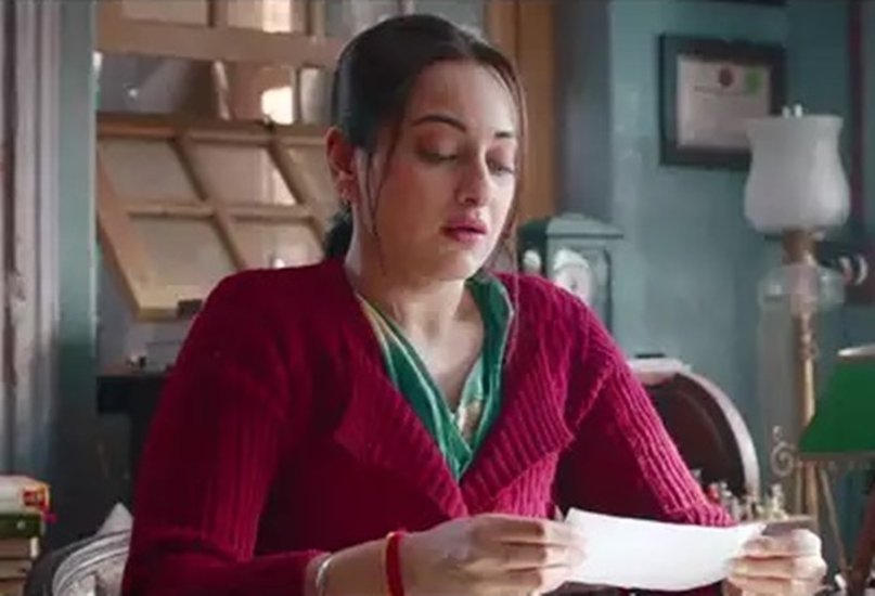 सोनाक्षी सिन्हा फिल्म खानदानी शफाखाना में इस तरह का किरदार निभा चुकी हैं। फिल्म में उनके मामाजी के गुजर जाने के बाद शफाखाना को चलाने की जिम्मेदारी सोनाक्षी पर आ जाती है जहां वह लोगों की सेक्स संबंधी समस्याएं सुनती हैं और इलाज करती हैं।&nbsp;