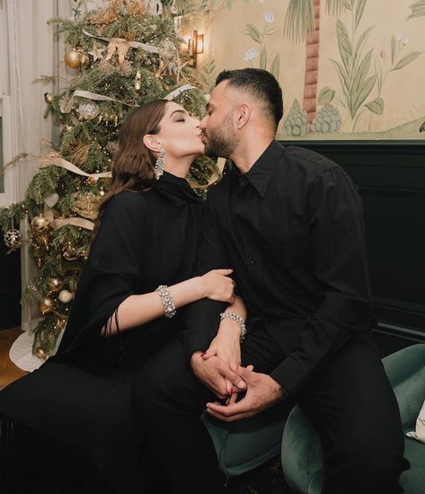 सोनम कपूर ने बिजनेसमैन आनंद आहुजा संग शादी की है जिनका लंदन में भी घर है। सोनम काफी समय से वहीं पर रही है। इन दिनों वह प्रेग्नेंट भी हैं और लंदन में ही हैं। 