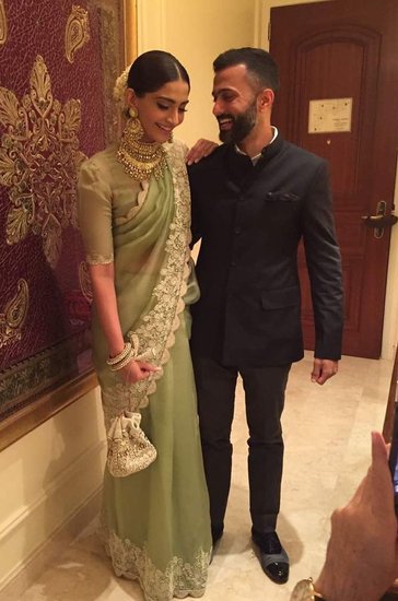 इस फोटो में सोनम और आनंद एथनिक लुक में काफी अच्छे दिख रहे हैं।