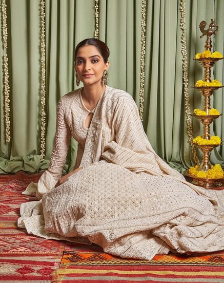 सोनम कपूर और रणबीर कपूर ने साथ में फिल्म 'सांवरिया' से डेब्यू किया था और यह फिल्म फ्लॉप रही थी। इस फिल्म के डायरेक्टर संजय लीला भंसाली थे। (All Photos: Social Media)