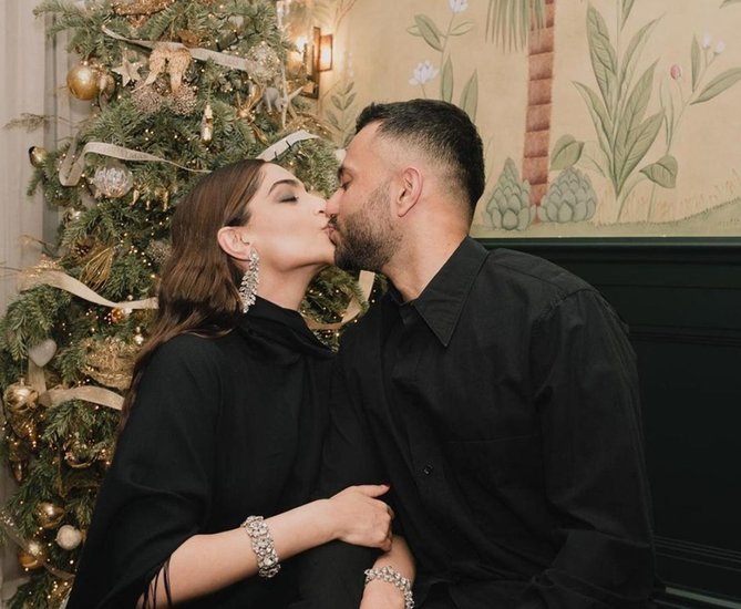 सोनम कपूर ने पति आनंद आहुजा को किस करते हुए खुद यह तस्वीर शेयर की थी। (All Photos: Social Media)