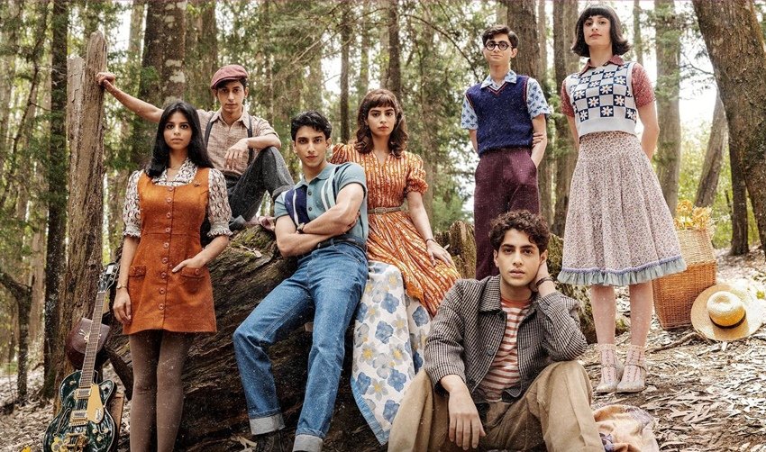 डायरेक्टर जोया अख्तर ने हाल ही में अपनी अपकमिंग फिल्म द आर्चीज का पोस्टर जारी किया है। इस फिल्म से शाहरुख खान की बेटी सुहाना खान, बोनी कपूर की बेटी खुशी कपूर और बिग बी के नाती अगस्त्य नंदा डेब्यू कर रहे हैं। (All Photos: Social Media)