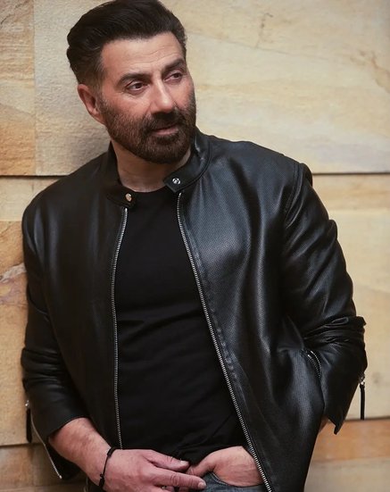 अक्षय कुमार (Akshay Kumar) की अपकमिंग फिल्म पृथ्वीराज (Prithviraj) चर्चाओं में हैं। अब फिल्म से जुड़ी नई जानकारी सामने आई है जिसमें कहा जा रहा है कि इस फिल्म में अक्षय कुमार नहीं बल्कि सनी देओल (Sunny Deol) पहली पसंद थे लेकिन कम ब्रैंड वैल्यू की वजह से सनी को रिप्लेस करके अक्षय कुमार को यह रोल दिया गया। कहा जा रहा है कि फिल्म के लिए ऐसे शख्स की जरूरत थी जिसकी ब्रैंड वैल्यू ज्यादा हो। 