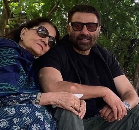 अकसर सनी मां के साथ तस्वीरें पोस्ट करते रहते हैं।